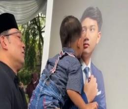 Arka anak Ridwan Kamil saat mencium foto mendiang, Eril (foto/int)